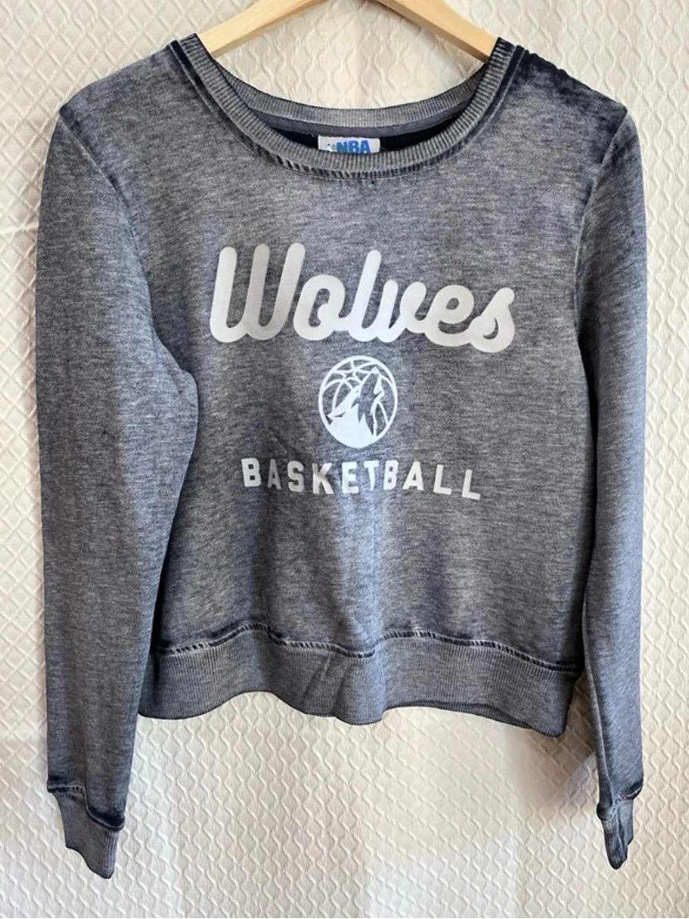 NBA Wolves Basketball Graphic Sweatshirt in Gray Size Medium NWT